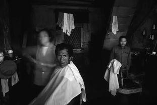 屋顶的偷窥者在线观看,揭秘隐秘视角下的都市生活  第2张